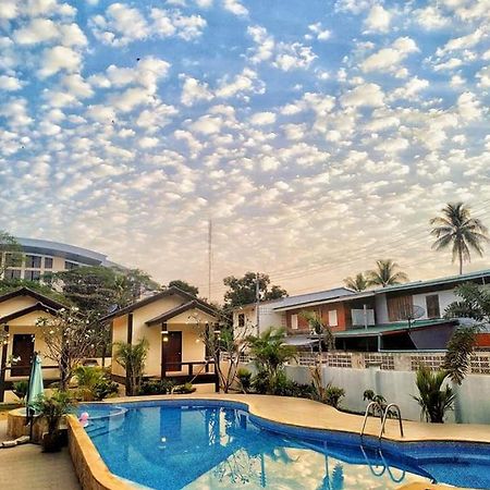Sunray Guesthouse สุนันท์บ้านพักริมคลอง Uthai Thani Exteriör bild