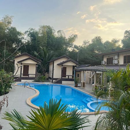 Sunray Guesthouse สุนันท์บ้านพักริมคลอง Uthai Thani Exteriör bild