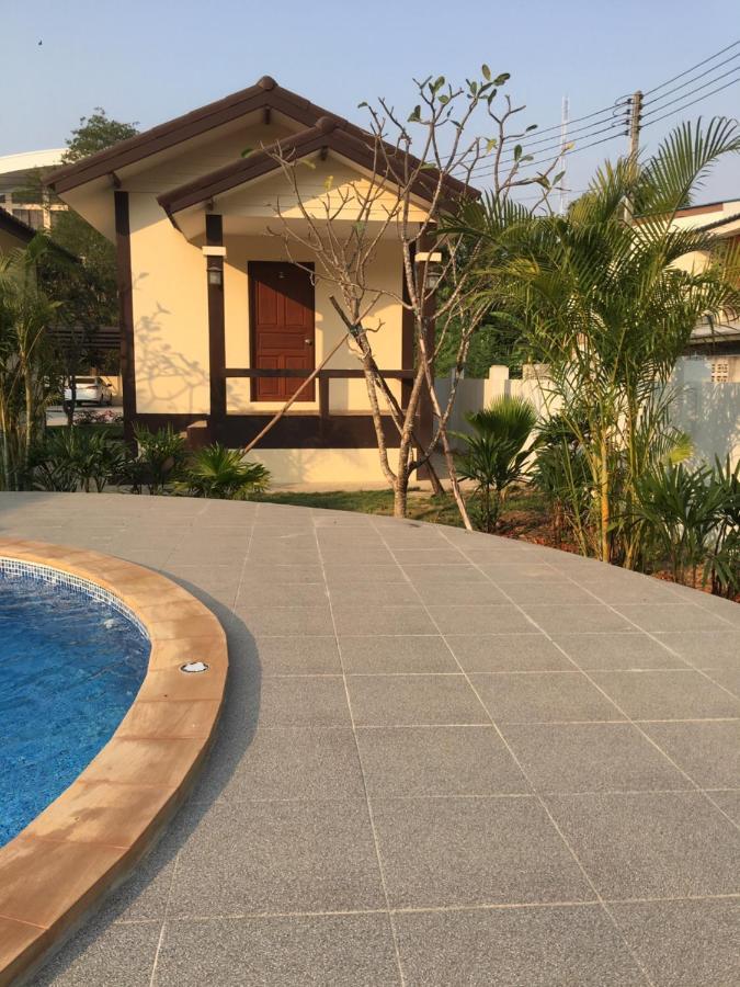 Sunray Guesthouse สุนันท์บ้านพักริมคลอง Uthai Thani Exteriör bild