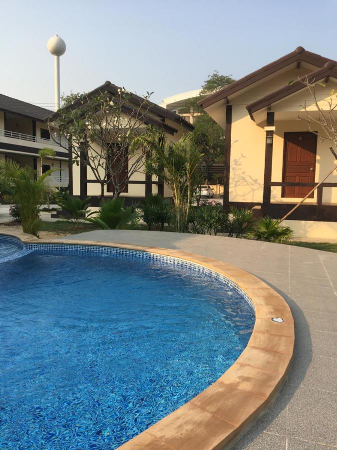 Sunray Guesthouse สุนันท์บ้านพักริมคลอง Uthai Thani Exteriör bild