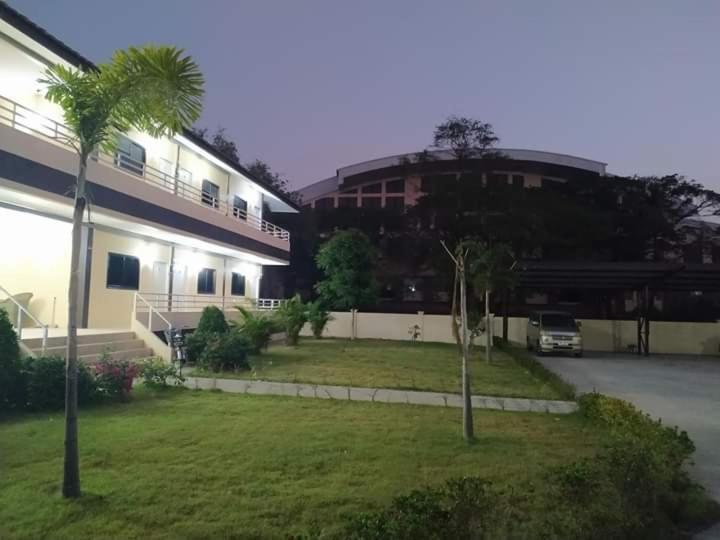 Sunray Guesthouse สุนันท์บ้านพักริมคลอง Uthai Thani Exteriör bild
