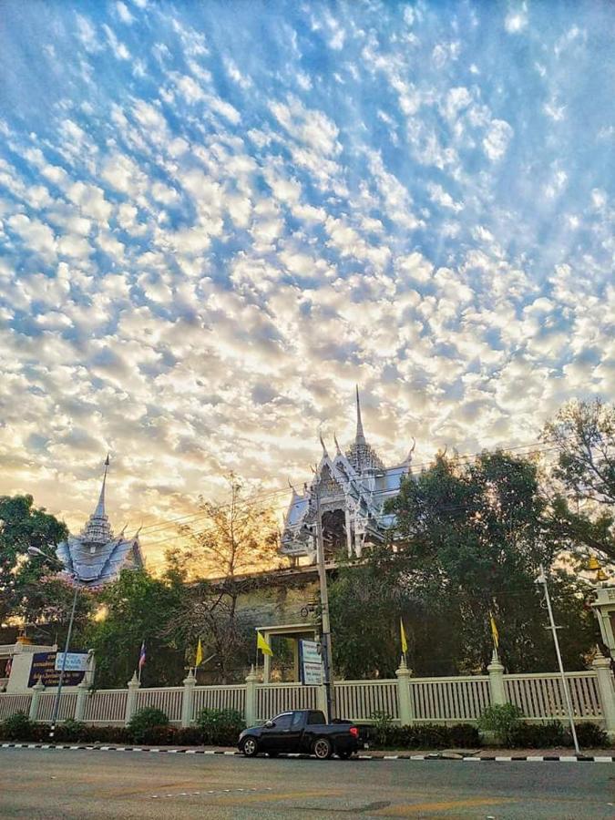 Sunray Guesthouse สุนันท์บ้านพักริมคลอง Uthai Thani Exteriör bild