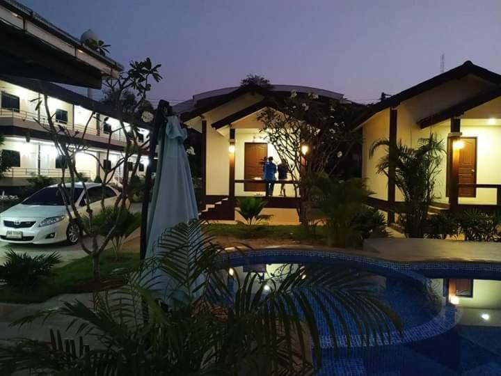 Sunray Guesthouse สุนันท์บ้านพักริมคลอง Uthai Thani Exteriör bild