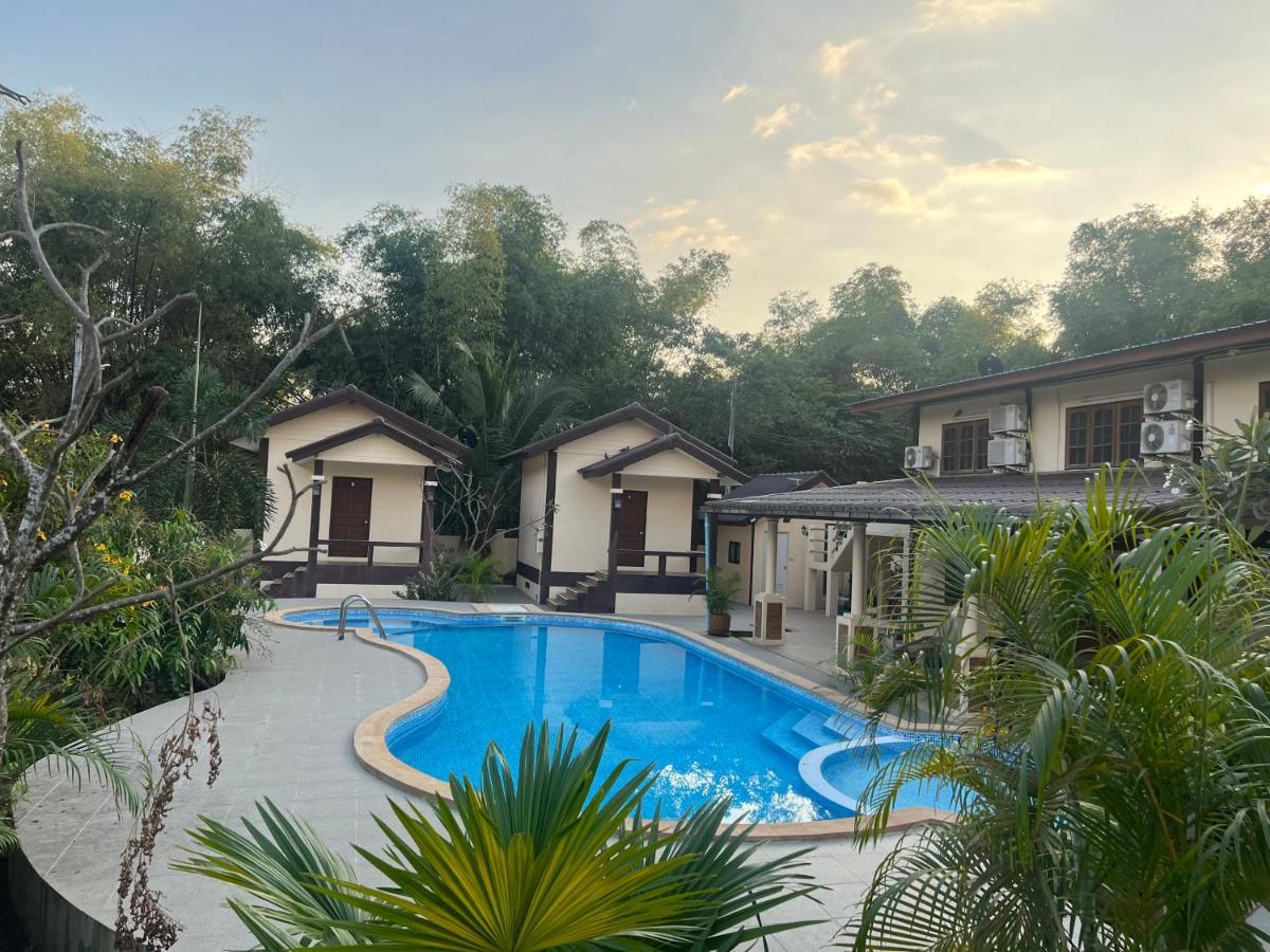 Sunray Guesthouse สุนันท์บ้านพักริมคลอง Uthai Thani Exteriör bild
