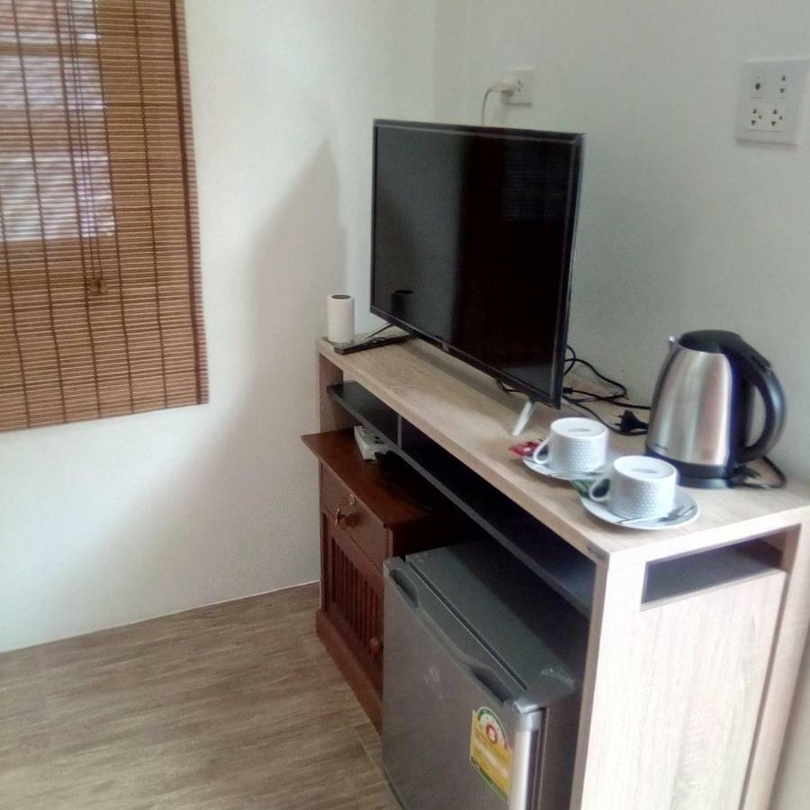 Sunray Guesthouse สุนันท์บ้านพักริมคลอง Uthai Thani Exteriör bild