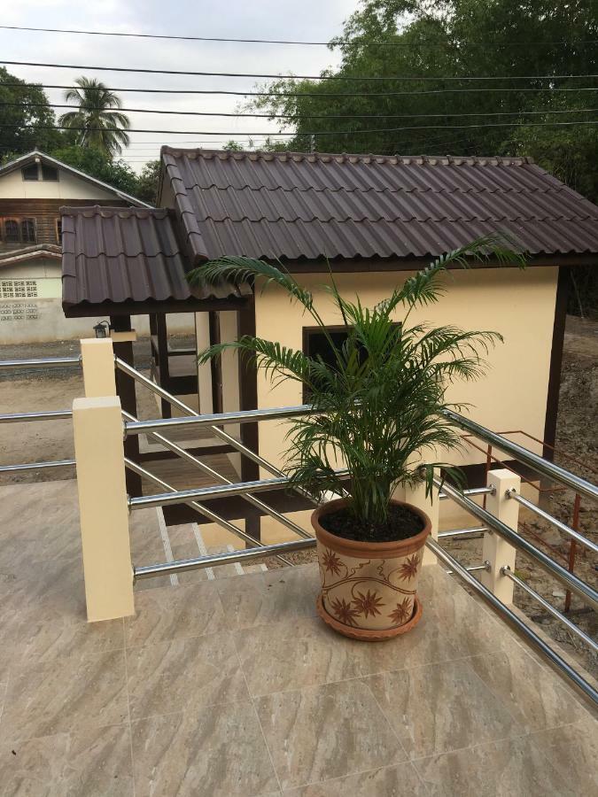 Sunray Guesthouse สุนันท์บ้านพักริมคลอง Uthai Thani Exteriör bild