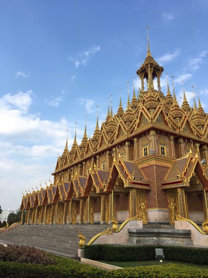 Sunray Guesthouse สุนันท์บ้านพักริมคลอง Uthai Thani Exteriör bild