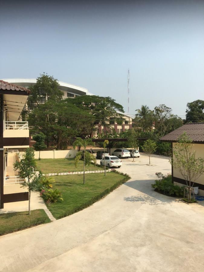 Sunray Guesthouse สุนันท์บ้านพักริมคลอง Uthai Thani Exteriör bild