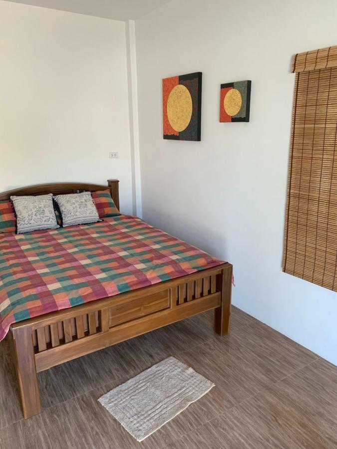 Sunray Guesthouse สุนันท์บ้านพักริมคลอง Uthai Thani Exteriör bild