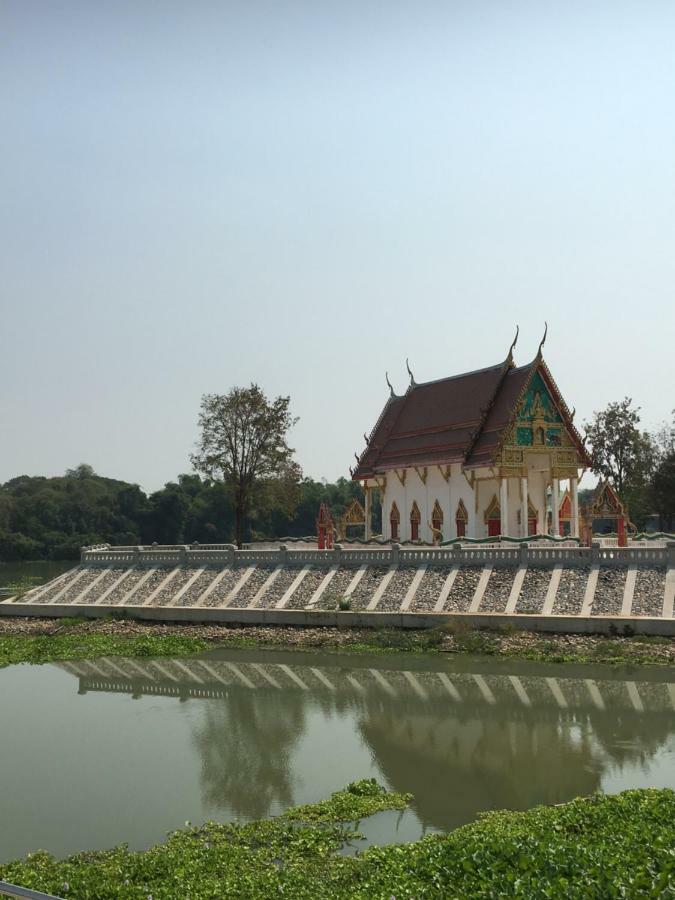 Sunray Guesthouse สุนันท์บ้านพักริมคลอง Uthai Thani Exteriör bild