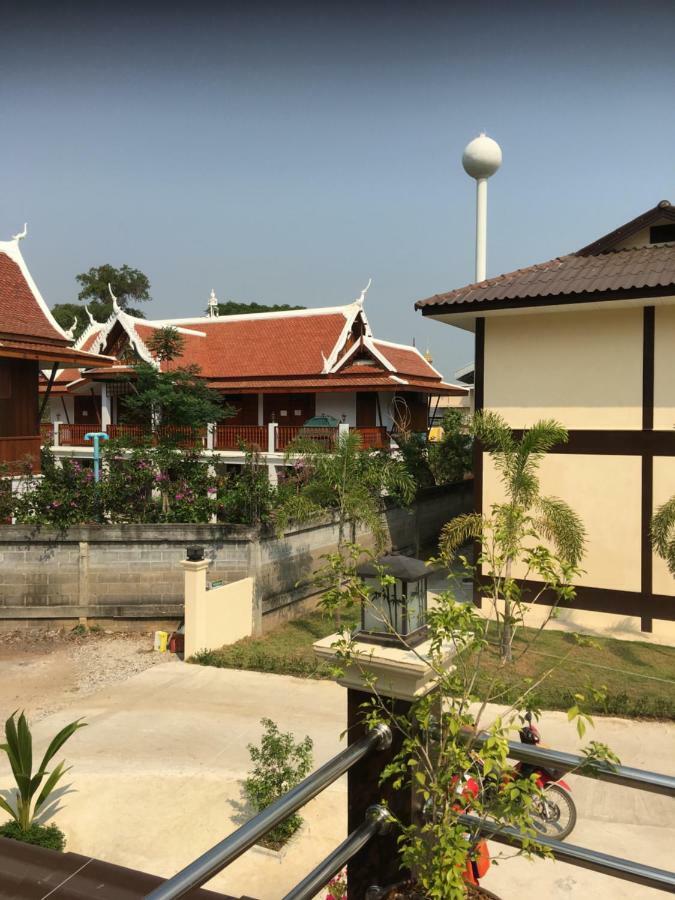 Sunray Guesthouse สุนันท์บ้านพักริมคลอง Uthai Thani Exteriör bild