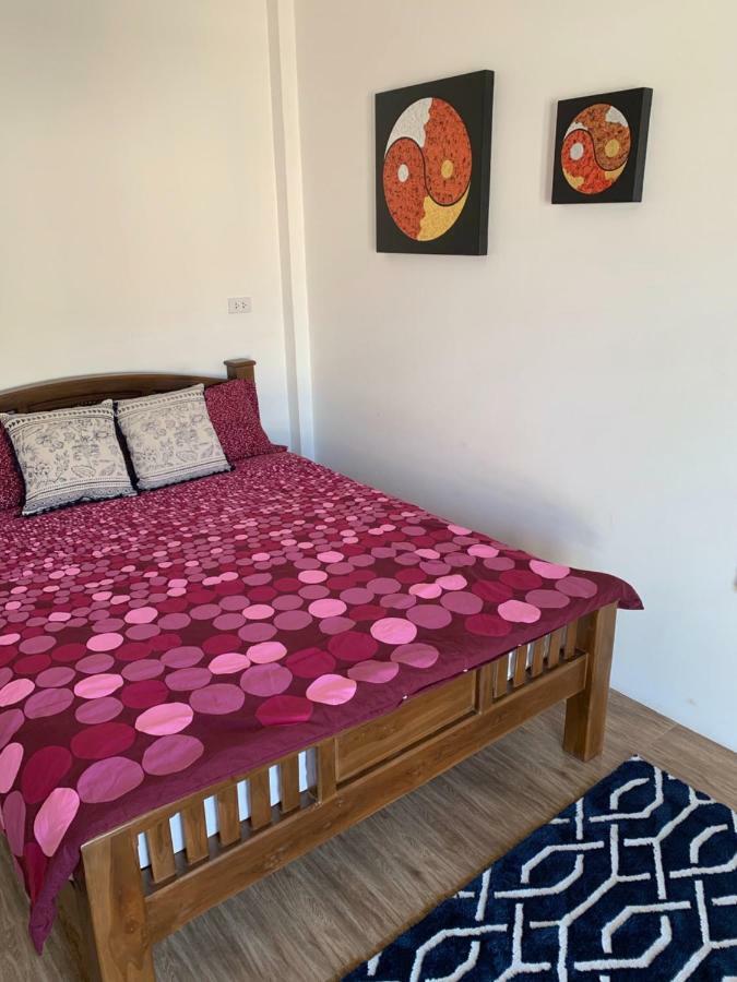 Sunray Guesthouse สุนันท์บ้านพักริมคลอง Uthai Thani Exteriör bild