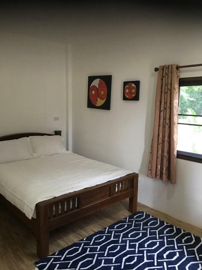 Sunray Guesthouse สุนันท์บ้านพักริมคลอง Uthai Thani Exteriör bild